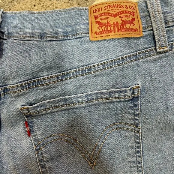 Levi Denim Women’s Shorts - Picture 3 of 4